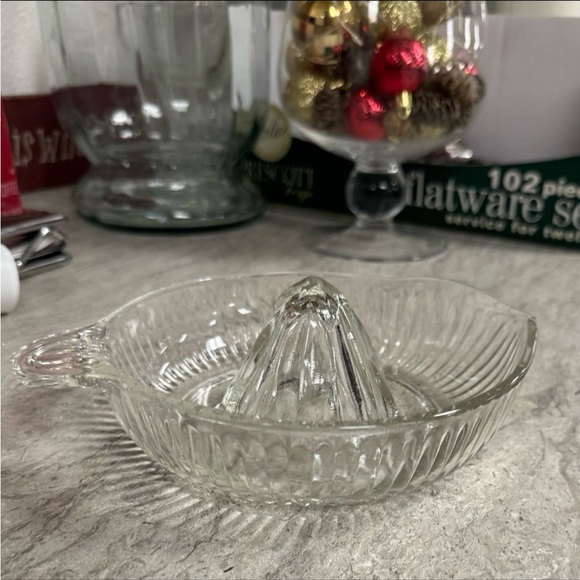 Vintage Clear Glass Ribbed Juicer w/Spout - Picture 6 of 9